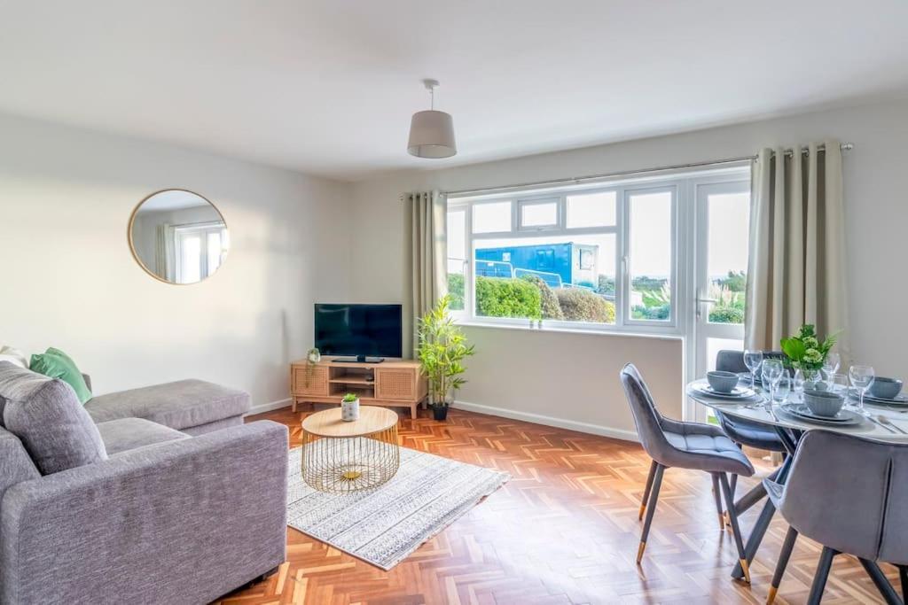 Spacious Sea View 2 Bedroom Sleeps 6-Free Parking Bournemouth Exterior photo