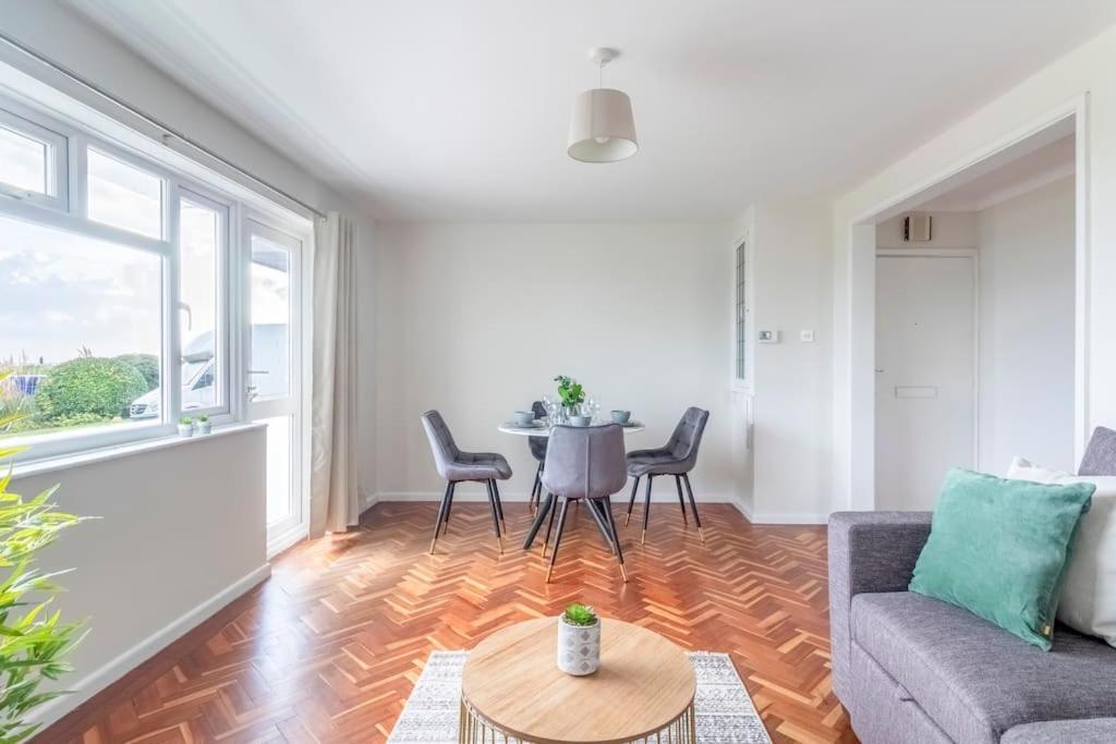 Spacious Sea View 2 Bedroom Sleeps 6-Free Parking Bournemouth Exterior photo