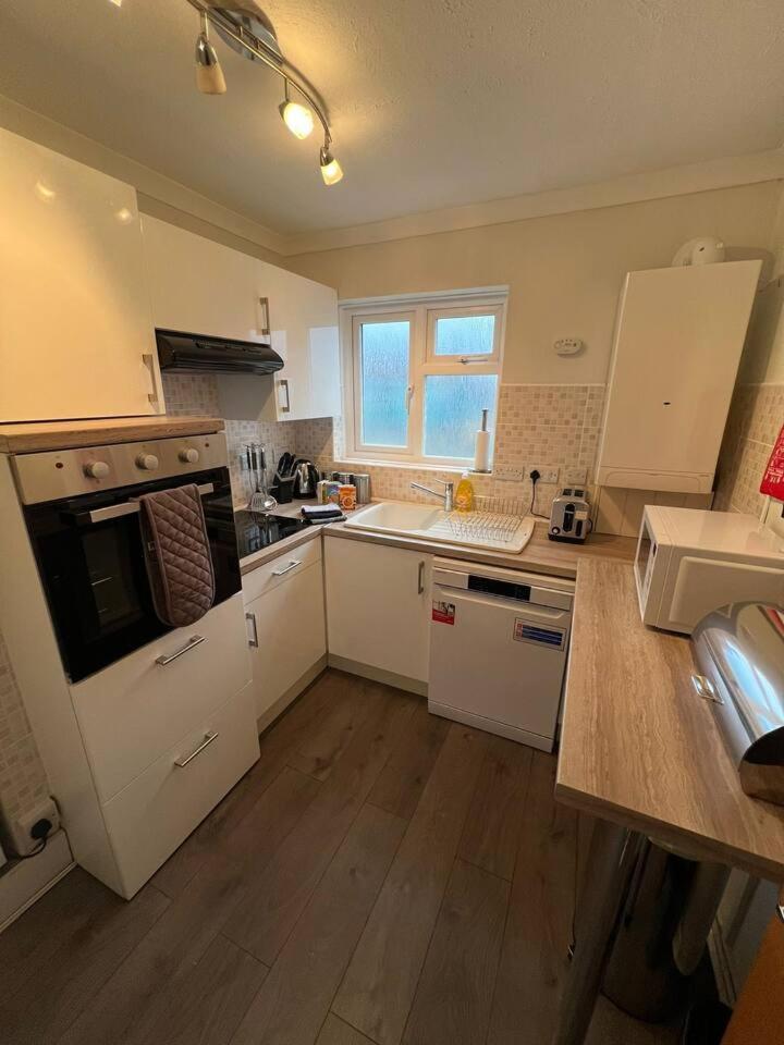 Spacious Sea View 2 Bedroom Sleeps 6-Free Parking Bournemouth Exterior photo